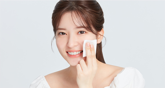 마몽드 로즈워터 토너로 얼굴 피부를 닦아내는 모델의 모습