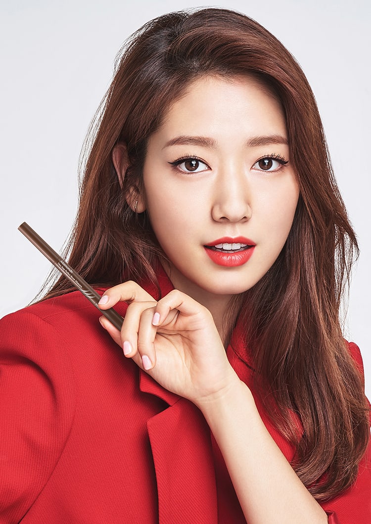 투스텝 퍼펙트 브로우 마스카라를 손에 들고 있는 박신혜 모델컷