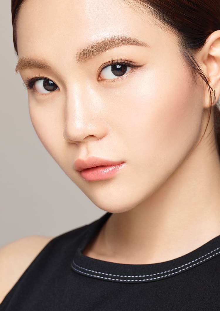 투스텝 퍼펙트 브로우 마스카라로 페이스 메이크업을 연출한 모델컷